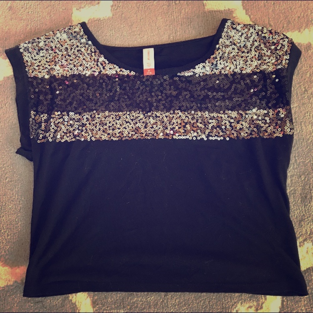 No Boundaries black sequin short sleeve top